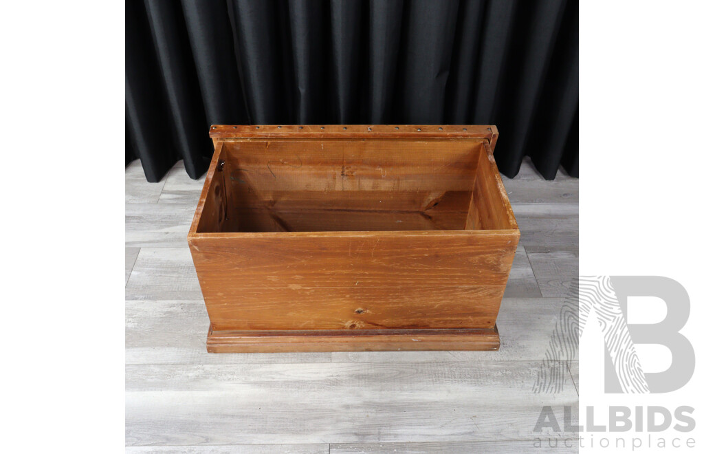 Pine Blanket Storage Trunk