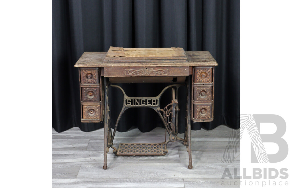 Vintage Singer Sewing Machine and Table