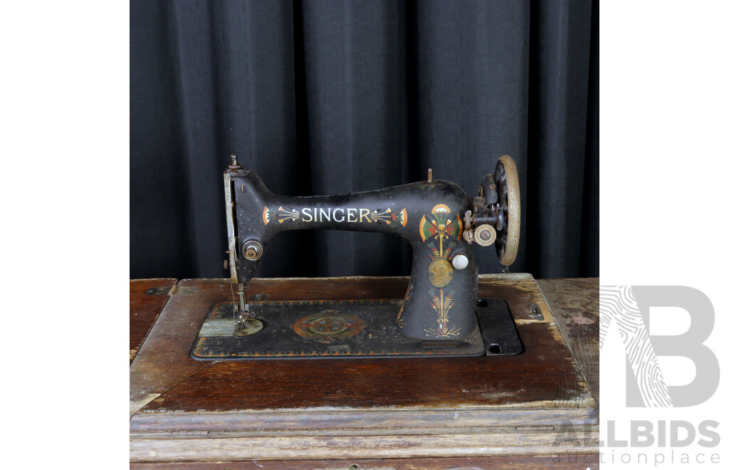 Vintage Singer Sewing Machine and Table