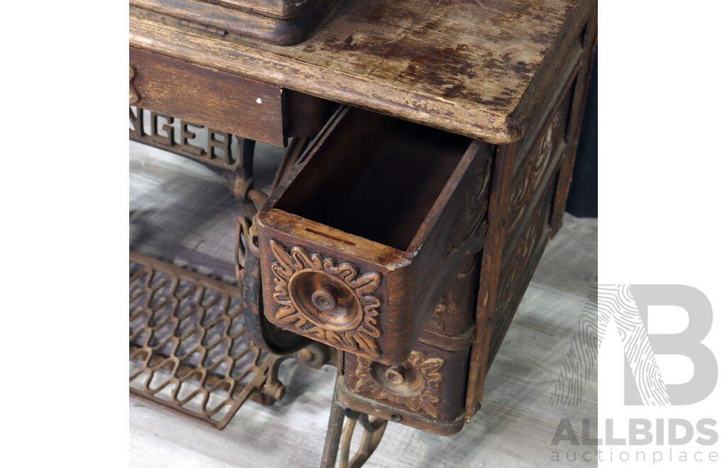 Vintage Singer Sewing Machine and Table