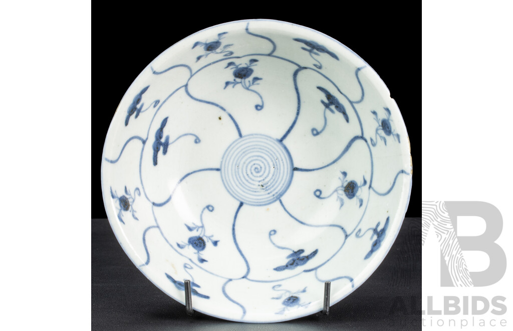 Antique Chinese Porcelain Qing Dynasty Bowl with Blue and White Lingzhi Decoration, Tek Sing Shipwreck, Circa 1822