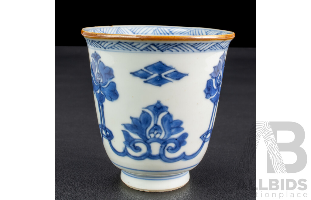 Antique Chinese Porcelain Kang Hsi Cup with Blue and White Decoration, Circa 18th Century