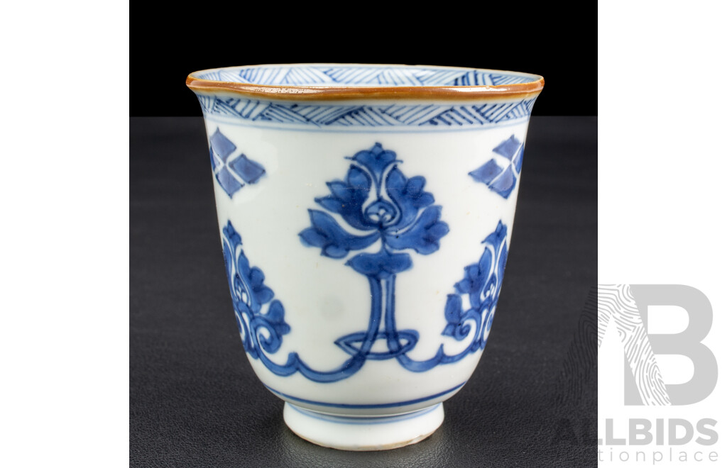 Antique Chinese Porcelain Kang Hsi Cup with Blue and White Decoration, Circa 18th Century