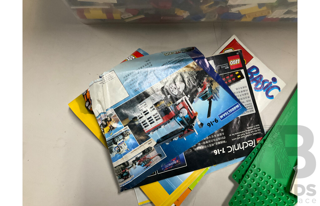 Collection Lego Including Technic, Batman, City, Road Base Plates and More, Approx 4 KG