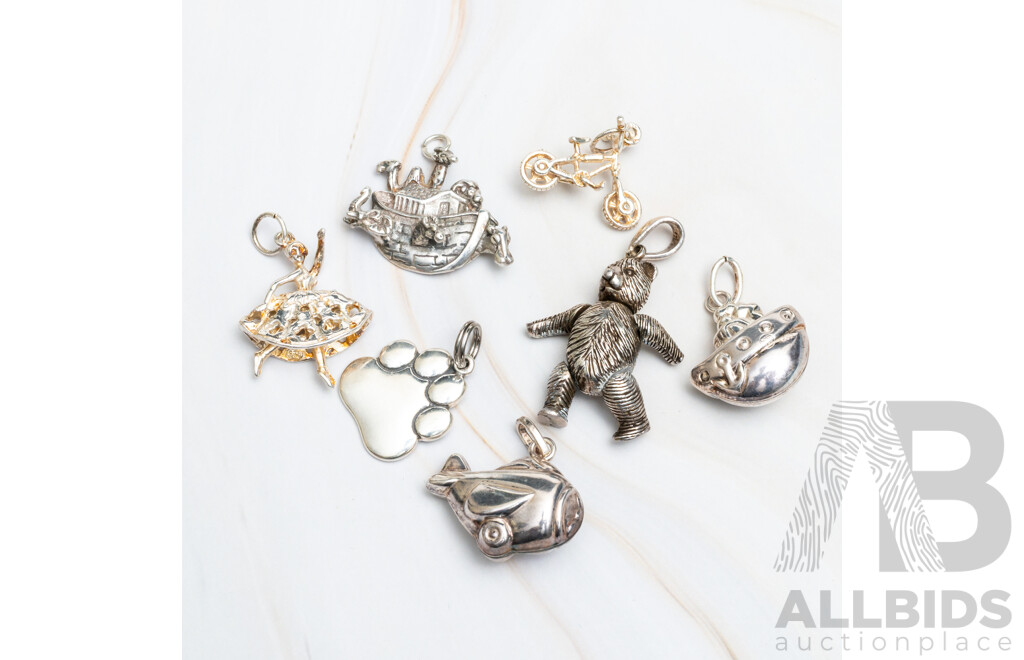 Vintage Sterling Silver Jointed Teddy Bear Pendant/Charm with Vintage Noah's Arc Charm and (5) Others, 29.52 Grams
