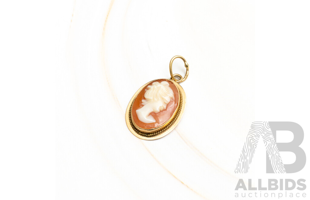 14ct Vintage Shell Cameo 18mm Pendant, 1.23 Grams