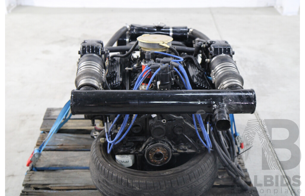 Mercruiser 5.7L V8 Boat Engine, Wiring Loom and Gauges