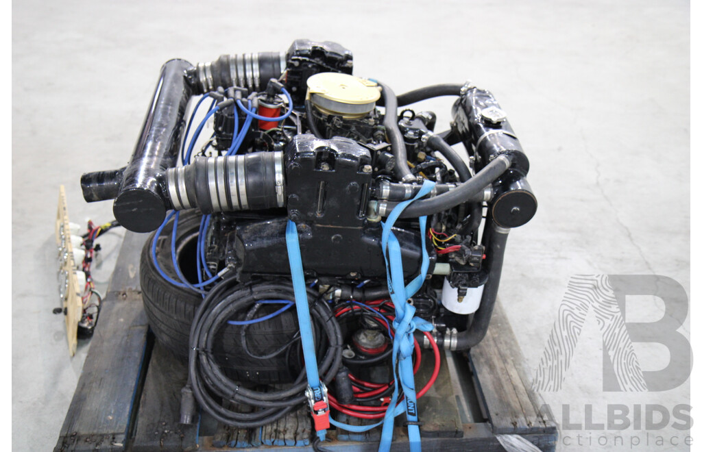 Mercruiser 5.7L V8 Boat Engine, Wiring Loom and Gauges
