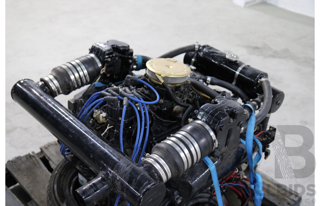 Mercruiser 5.7L V8 Boat Engine, Wiring Loom and Gauges
