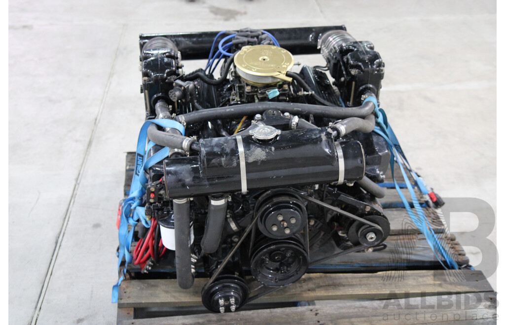 Mercruiser 5.7L V8 Boat Engine, Wiring Loom and Gauges