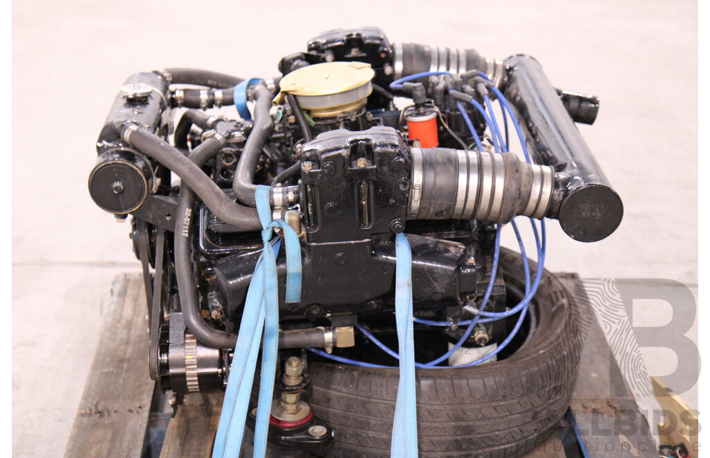 Mercruiser 5.7L V8 Boat Engine, Wiring Loom and Gauges