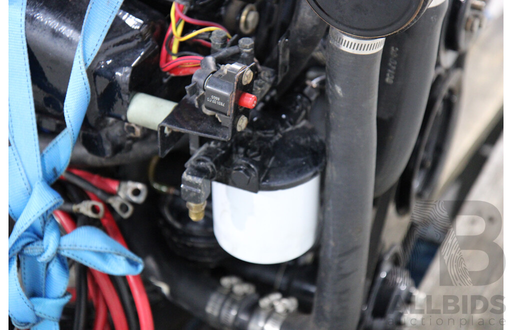 Mercruiser 5.7L V8 Boat Engine, Wiring Loom and Gauges