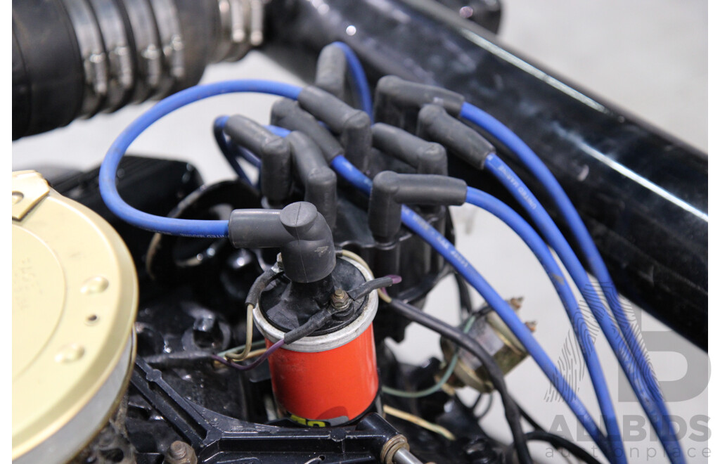 Mercruiser 5.7L V8 Boat Engine, Wiring Loom and Gauges