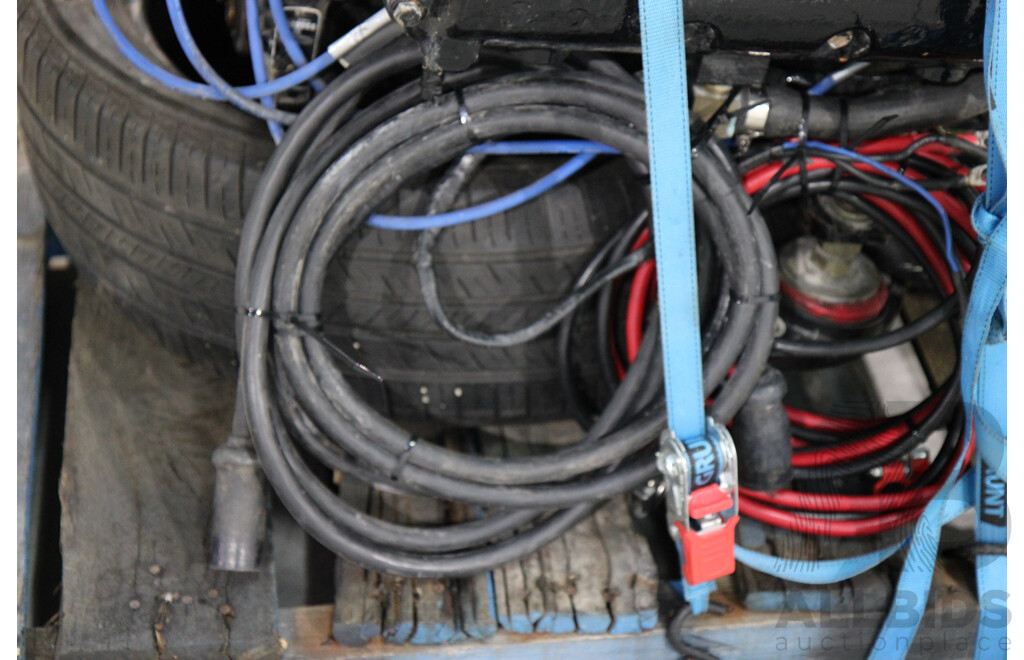 Mercruiser 5.7L V8 Boat Engine, Wiring Loom and Gauges