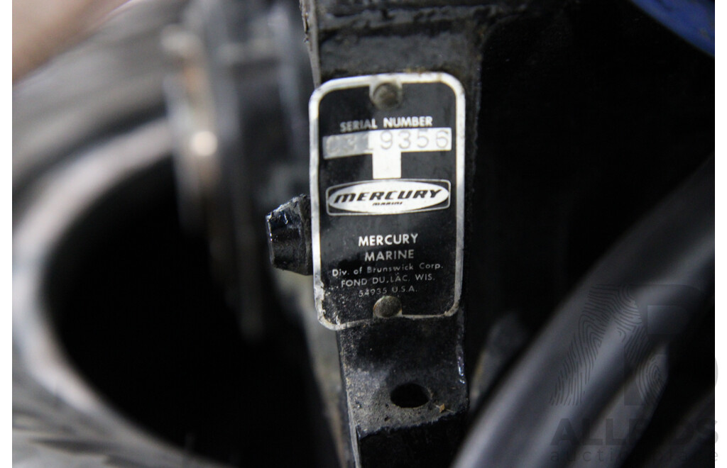 Mercruiser 5.7L V8 Boat Engine, Wiring Loom and Gauges