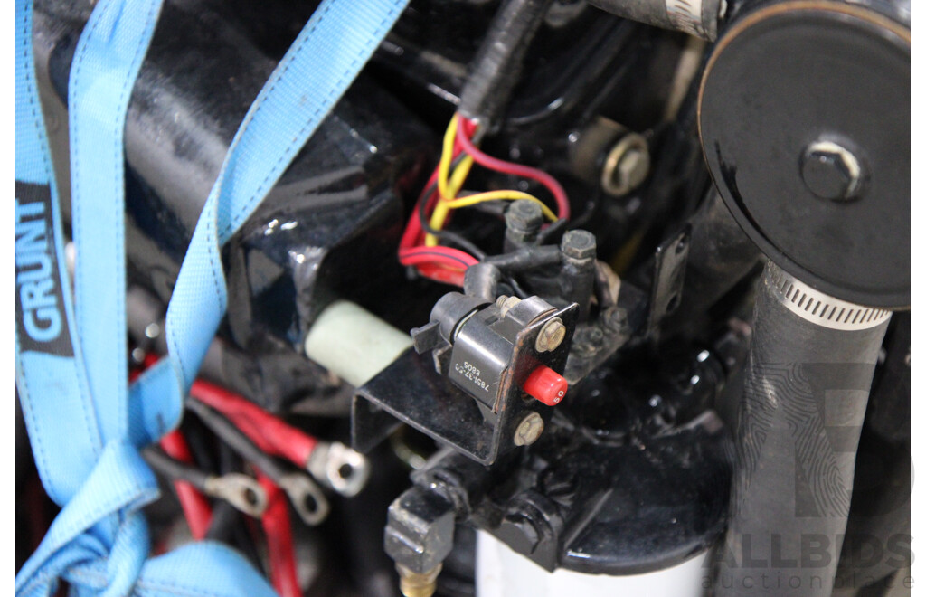 Mercruiser 5.7L V8 Boat Engine, Wiring Loom and Gauges