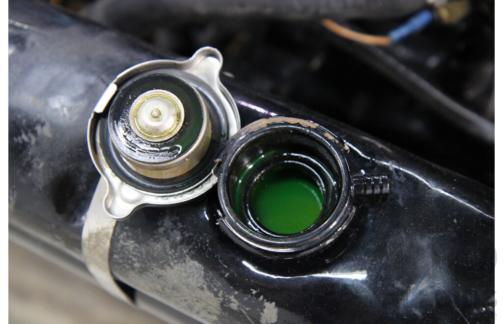 Mercruiser 5.7L V8 Boat Engine, Wiring Loom and Gauges