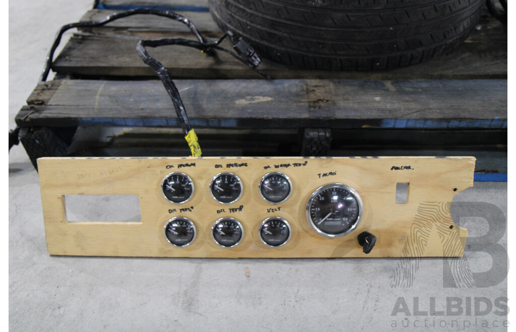 Mercruiser 5.7L V8 Boat Engine, Wiring Loom and Gauges