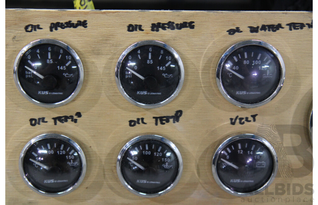 Mercruiser 5.7L V8 Boat Engine, Wiring Loom and Gauges