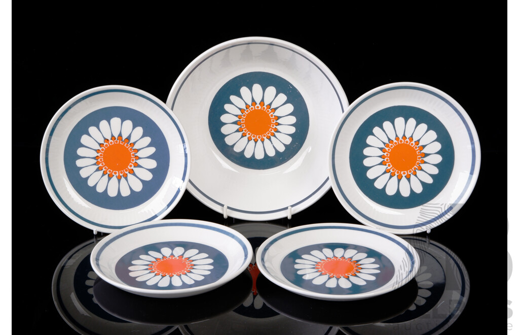 Set Five Norwegian Turi Design Daisy Pattern Pieces Comprising Serving Bowl and Four Side Plates