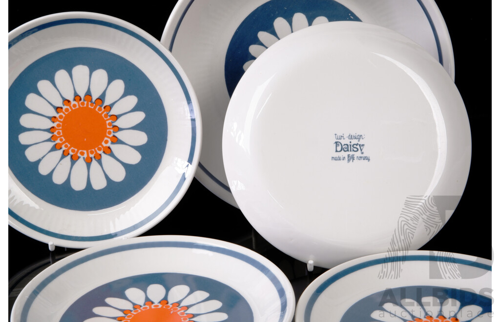 Set Five Norwegian Turi Design Daisy Pattern Pieces Comprising Serving Bowl and Four Side Plates