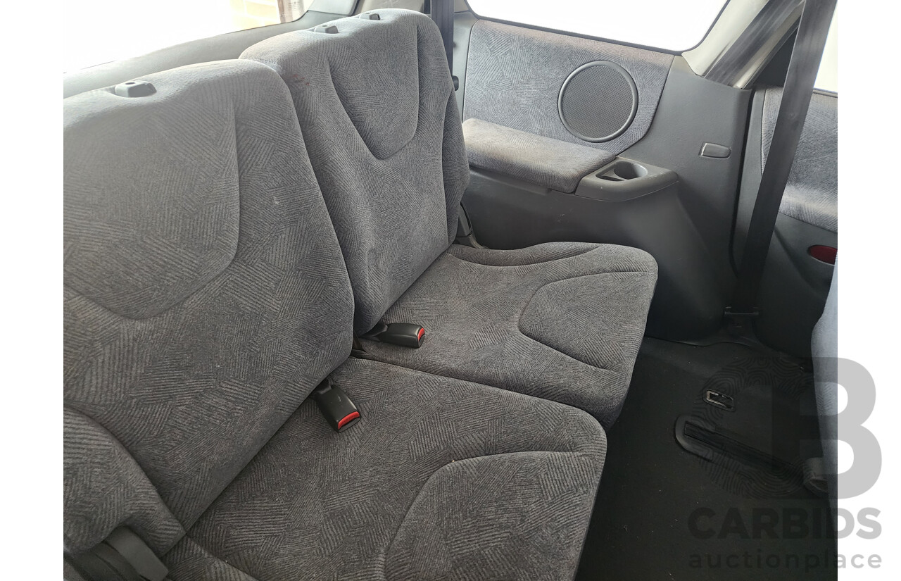 9/2000 Mitsubishi Nimbus  UG 4d Wagon Silver 2.4L