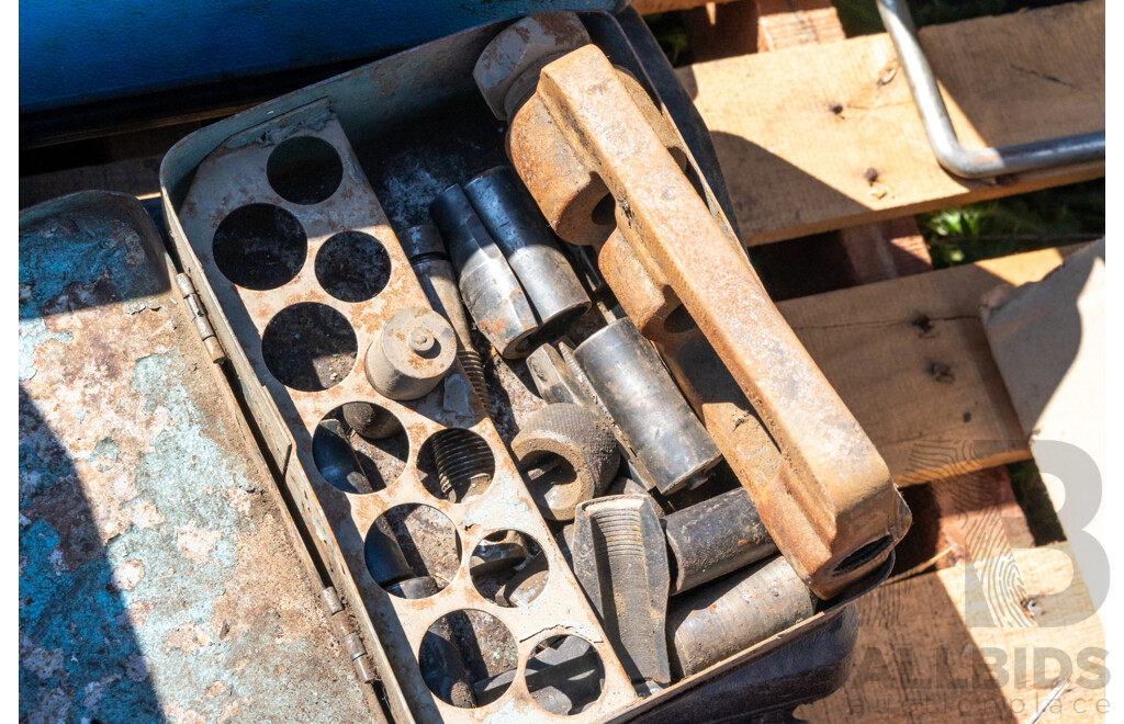 Pallet Containing Various Air Tools, Pullers & Fittings ETC