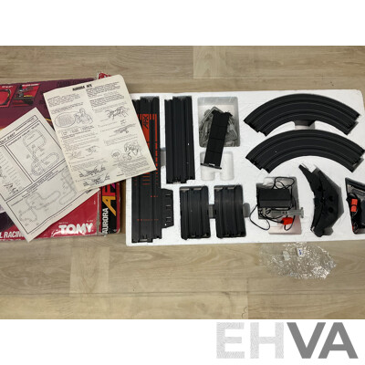 TOMY AURORA AFX Thunderloop Thriller Slot Car Racing Track