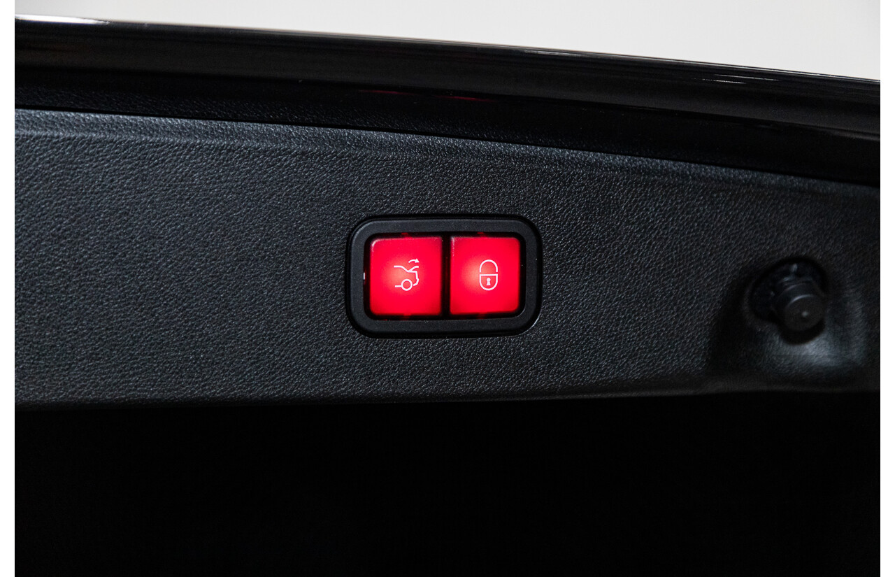 12/2015 Mercedes-Benz E250 W212 MY15 4D Sedan Obsidian Black Metallic Turbo 2.0L