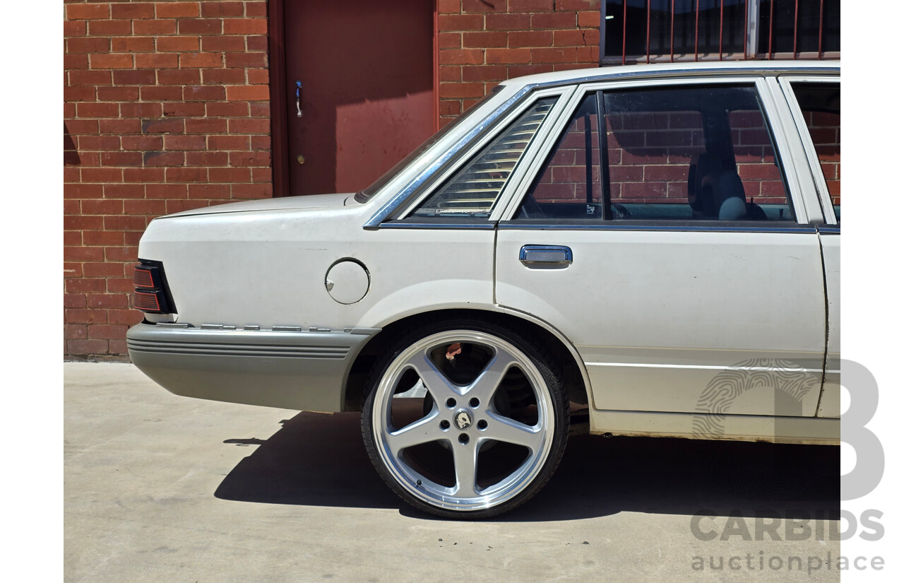 7/1984 Holden VK Commodore SL 4d Sedan Alpine White 3.3L