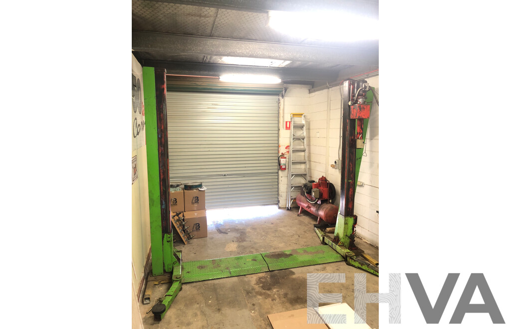 Molnar 2500kg Two Post Car Hoist