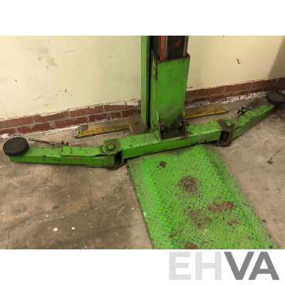 Molnar 2500kg Two Post Car Hoist
