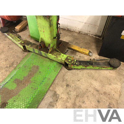 Molnar 2500kg Two Post Car Hoist