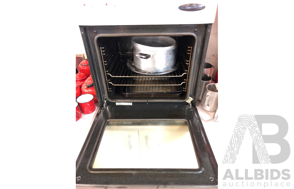 Westinghouse Freestyle 2.3kW Multifunction Underbench Oven with Various Kitchenware