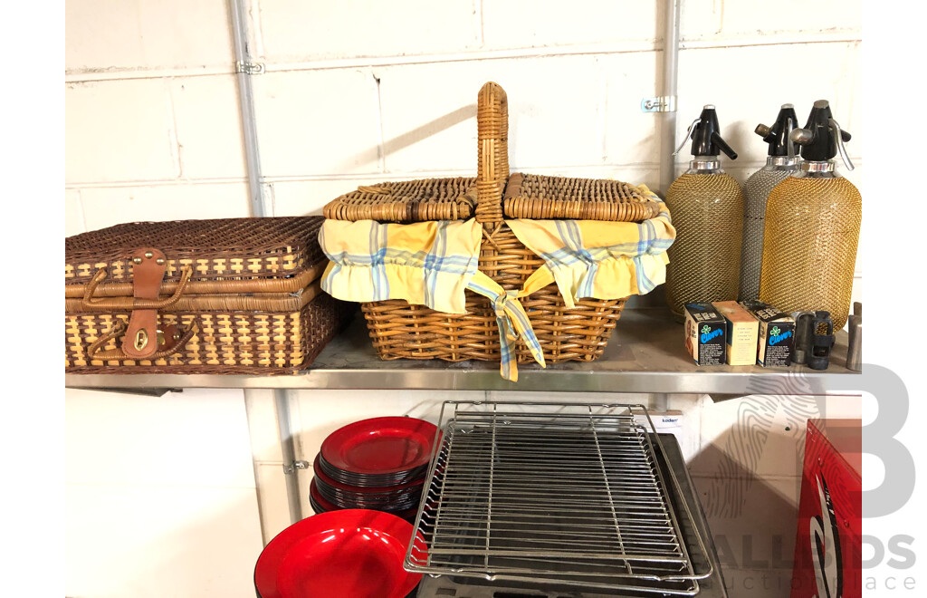 Westinghouse Freestyle 2.3kW Multifunction Underbench Oven with Various Kitchenware