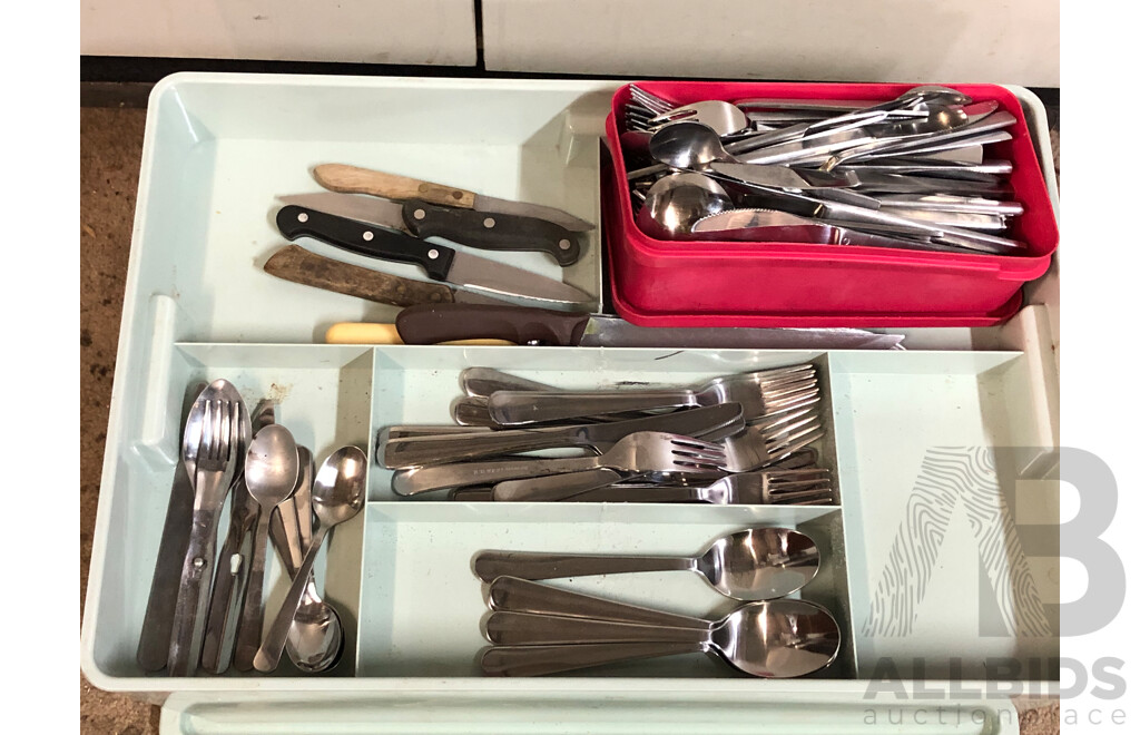 Westinghouse Freestyle 2.3kW Multifunction Underbench Oven with Various Kitchenware