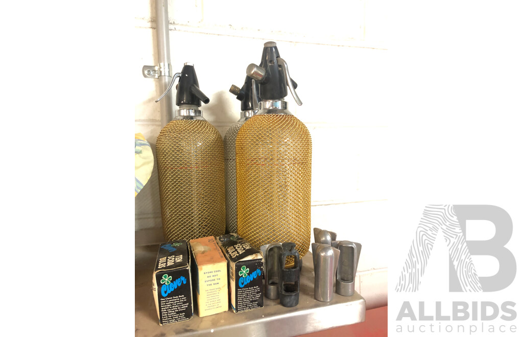 Westinghouse Freestyle 2.3kW Multifunction Underbench Oven with Various Kitchenware