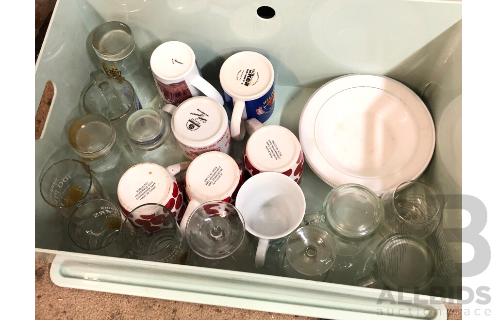 Westinghouse Freestyle 2.3kW Multifunction Underbench Oven with Various Kitchenware