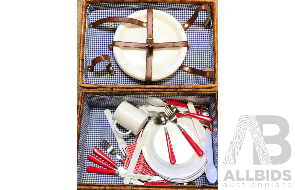 Westinghouse Freestyle 2.3kW Multifunction Underbench Oven with Various Kitchenware