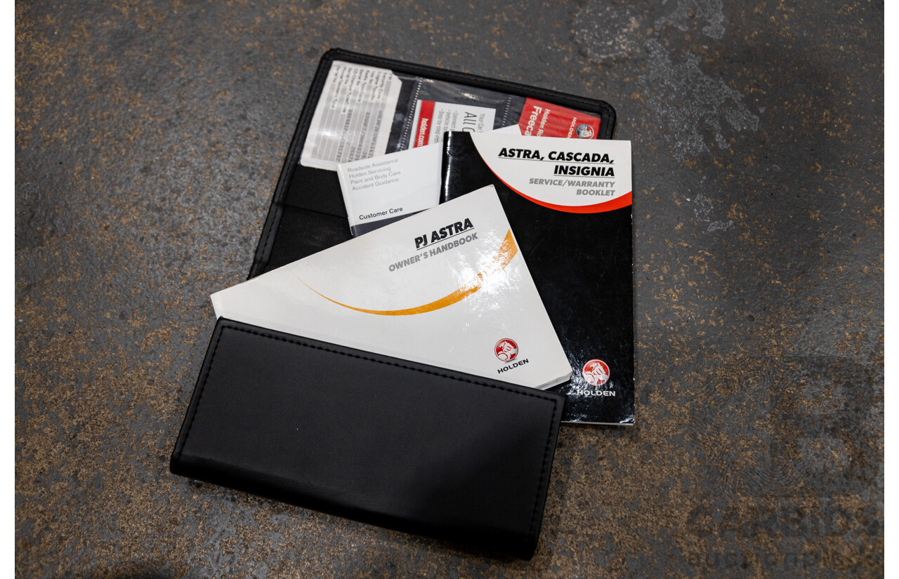 11/2015 Holden Astra VXR PJ 3d Hatchback Arden Blue metallic Turbo 2.0L