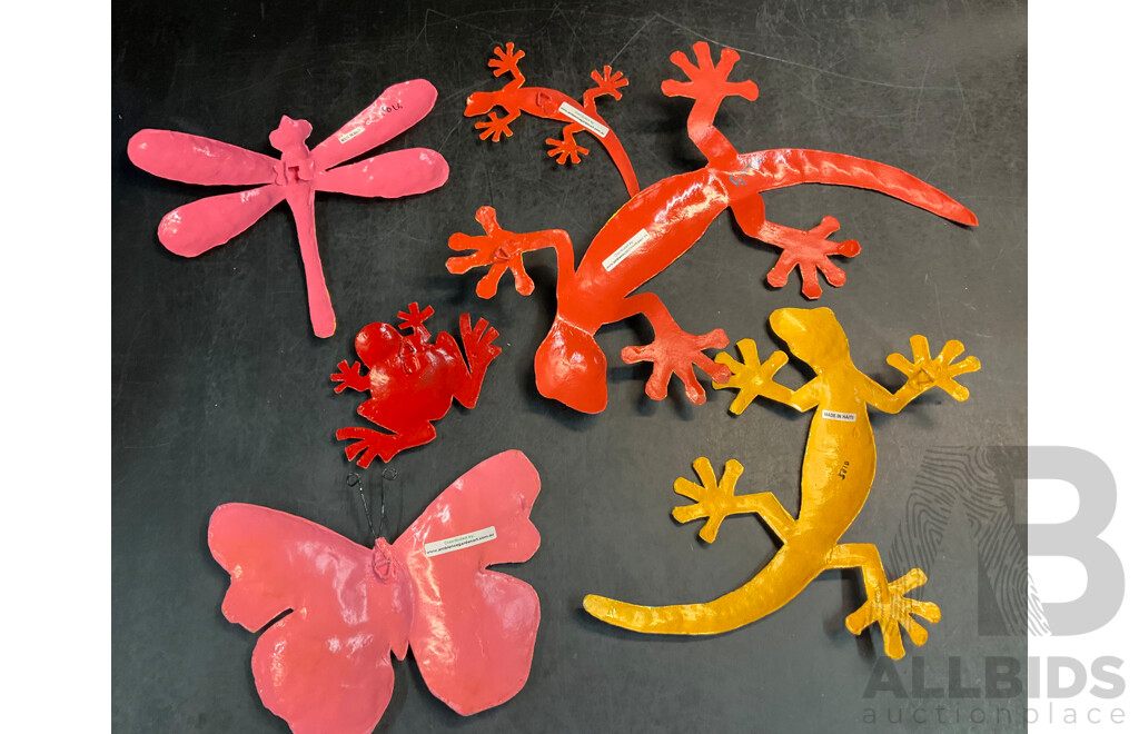 Bulk Lot of Metal Decorative Metal Indoor Outdoor Hanging Wall Art - Assorted Colors, Sizes and Designs - Gecko Lizard / Butterfly / Dragonfly / Frog - Lot of 62