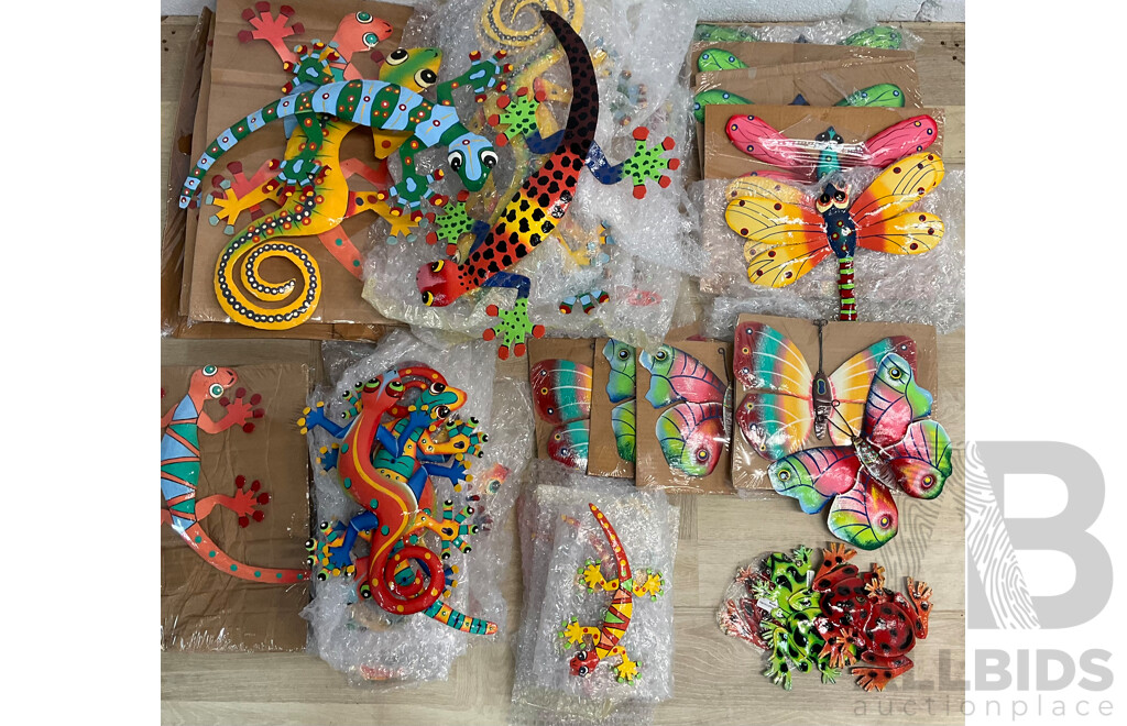 Bulk Lot of Metal Decorative Metal Indoor Outdoor Hanging Wall Art - Assorted Colors, Sizes and Designs - Gecko Lizard / Butterfly / Dragonfly / Frog - Lot of 62