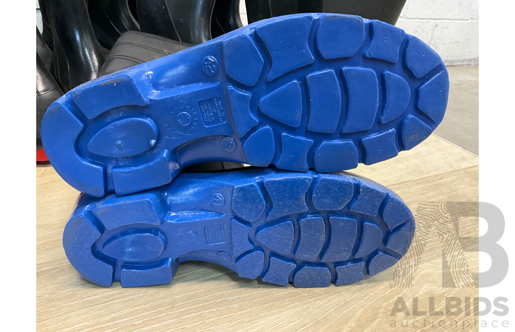 BLUNDSTONE Waterproof Safety Gumboots Size Mens UK 7 X 4, BATA Utility Gumboots Size 7/8 X6 - Lot of 10 - ORP $699