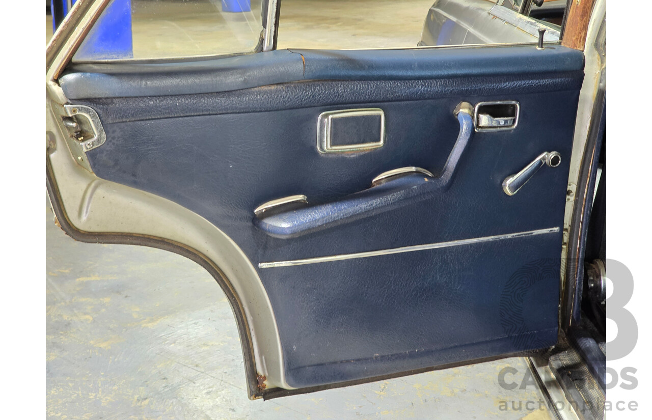 11/1971 Mercedes Benz 280SE 3.5 W108 4d Sedan Silver V8 3.5L