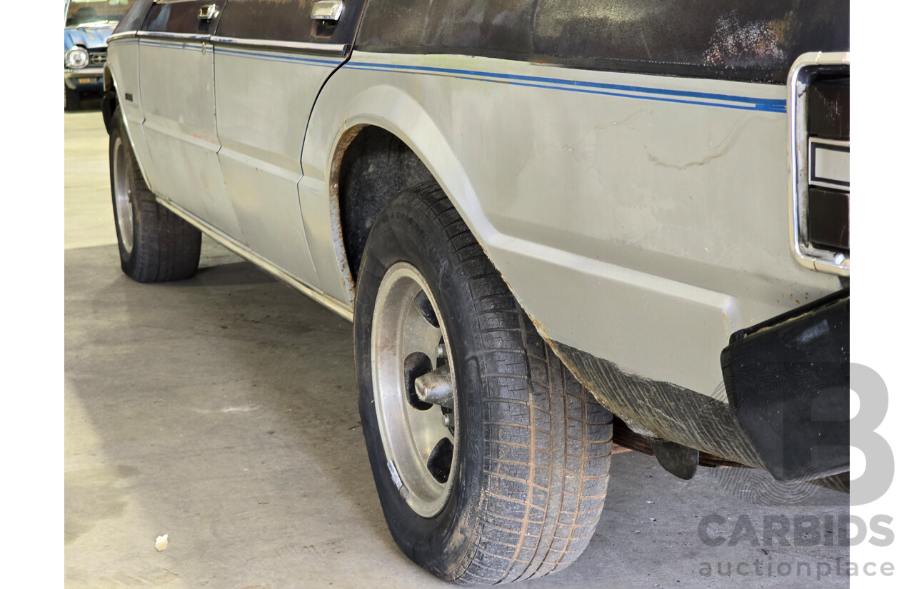 12/1981 Ford ZJ Fairlane 4d Sedan Blue / Silver V8 4.9L