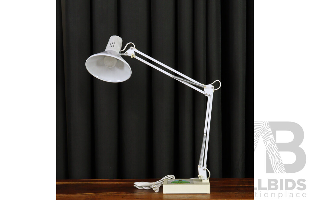 Modern Metal Articulated Desk Lamp