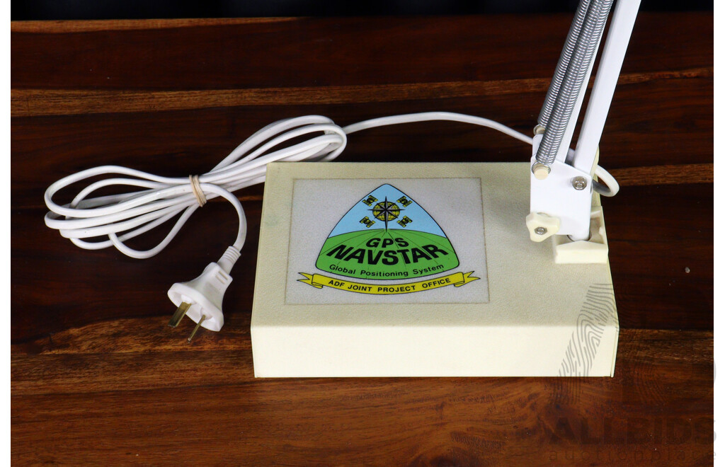 Modern Metal Articulated Desk Lamp