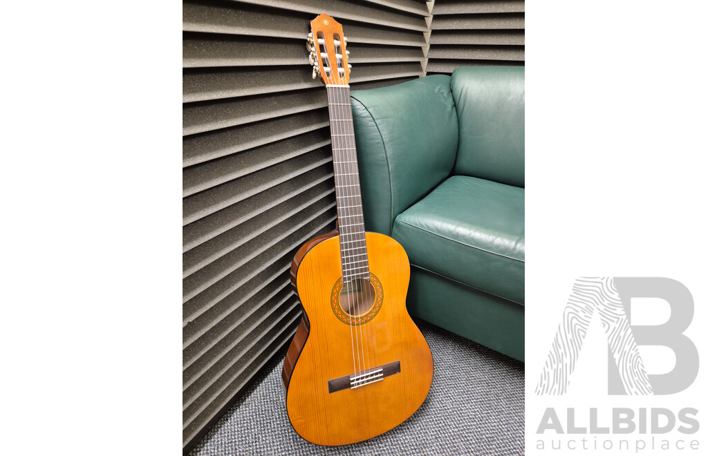 Yamaha Full sized Classical Acoustic Guitar