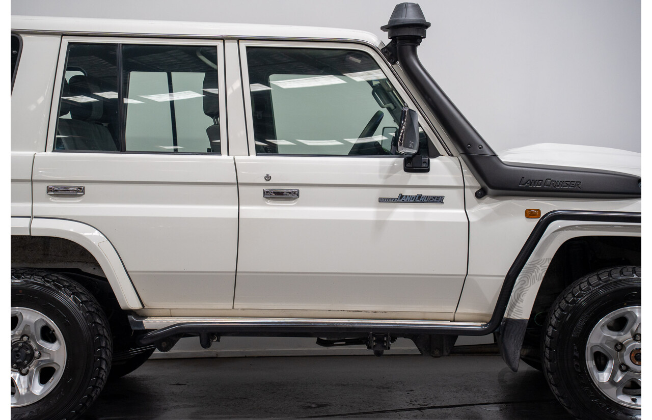 02/2020 Toyota Landcruiser GXL (4x4) 4x4 VDJ76R 4d Wagon White Turbo Diesel V8 4.5L