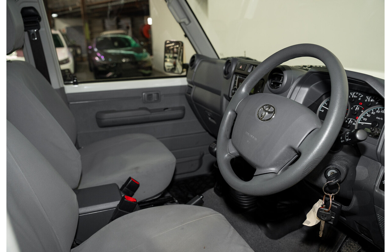 02/2020 Toyota Landcruiser GXL (4x4) 4x4 VDJ76R 4d Wagon White Turbo Diesel V8 4.5L